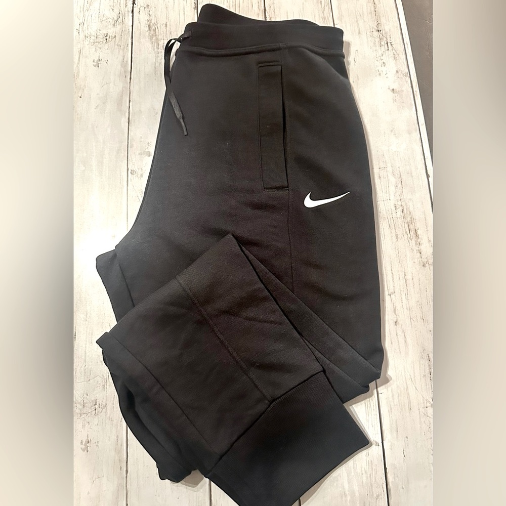 Nike Women’s Sportswear Essential Pants